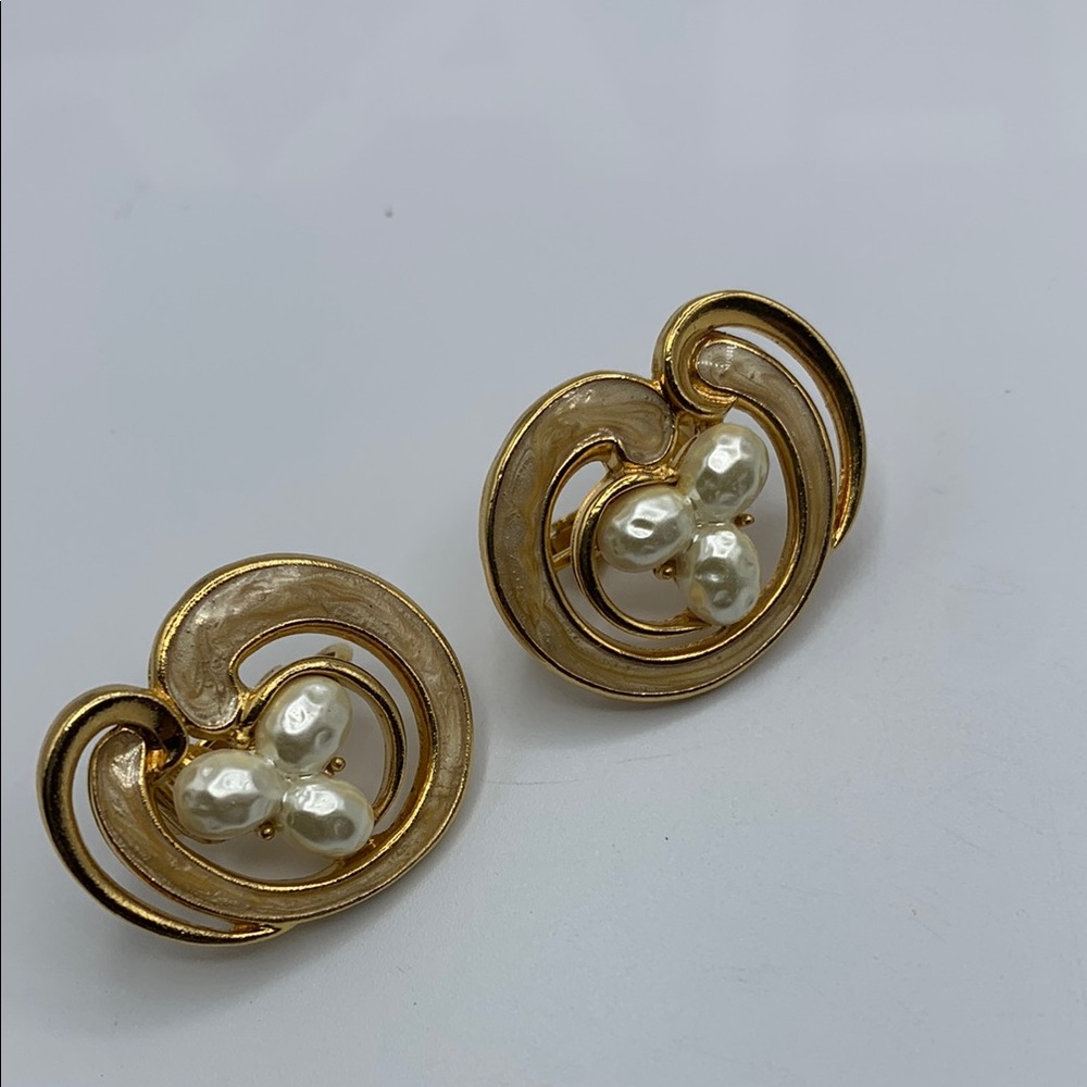 Elegant Gold Tone and Faux Pearl Clip on Earrings VTG